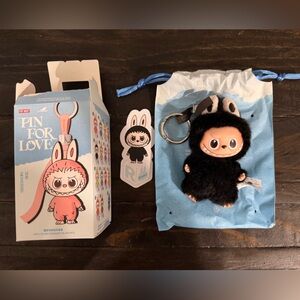 Labubu Pin For Love Keychain - R - Black